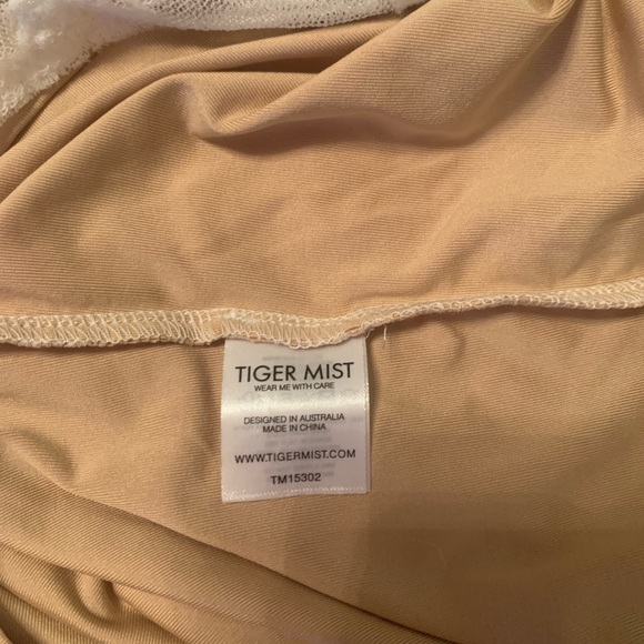 LENORA LACE DRESS. - Picture 9 of 13